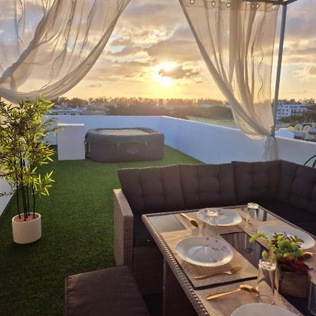 Skyview Apartment- Rooftop Penthouse With Sunset & Sea Views Flic en Flac Bagian luar foto