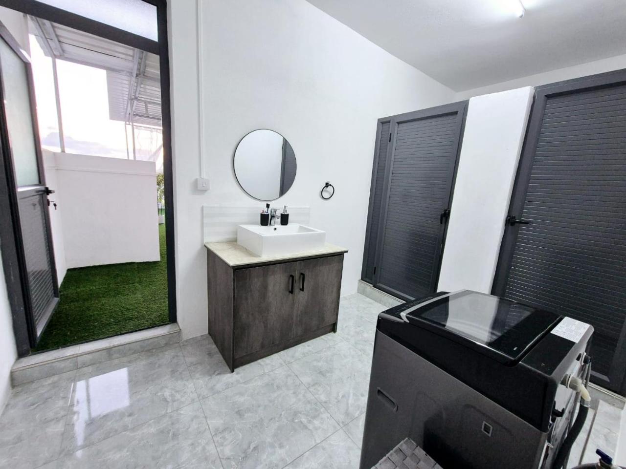 Skyview Apartment- Rooftop Penthouse With Sunset & Sea Views Flic en Flac Bagian luar foto