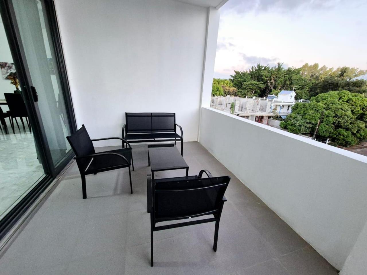 Skyview Apartment- Rooftop Penthouse With Sunset & Sea Views Flic en Flac Bagian luar foto