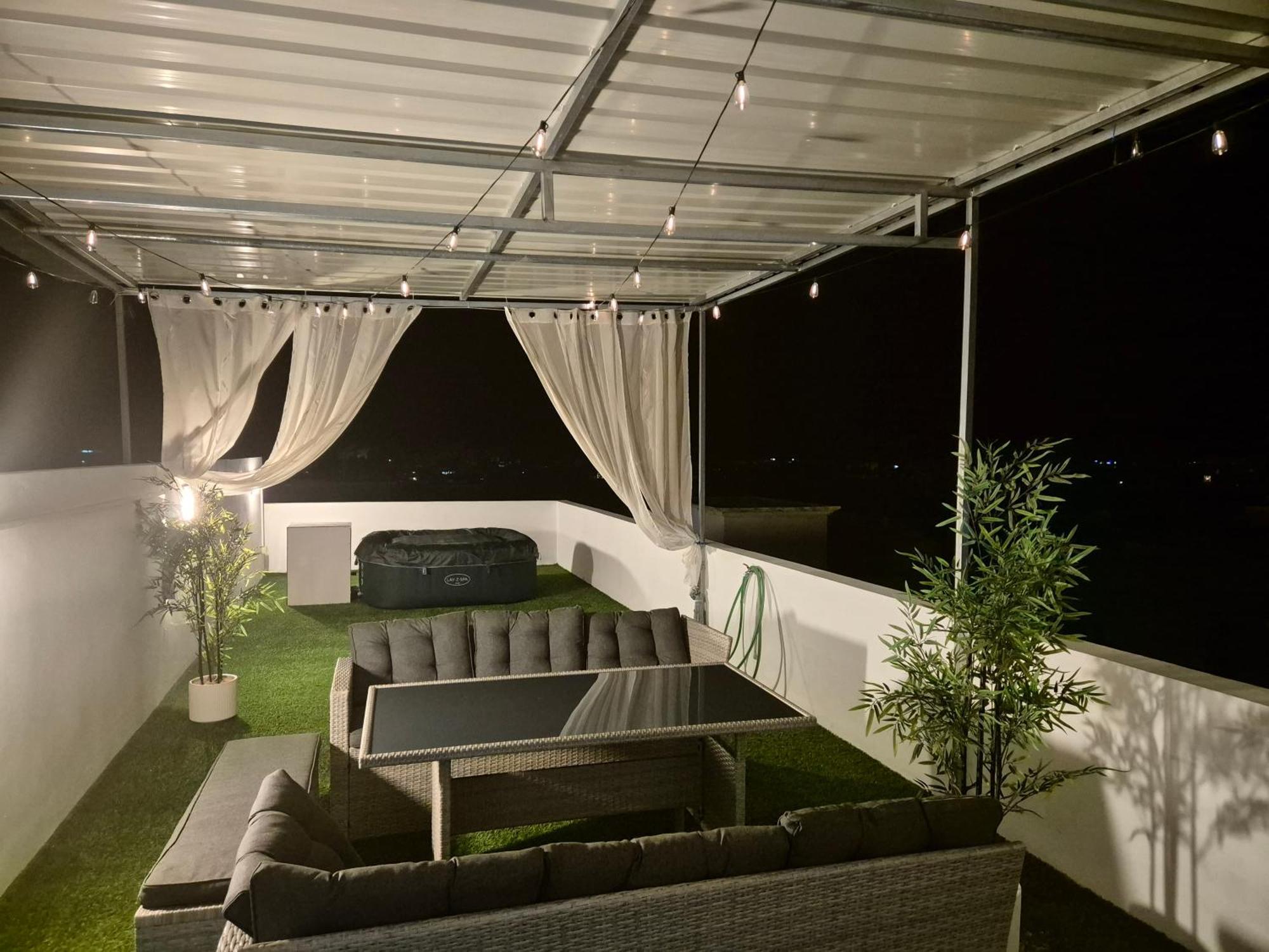 Skyview Apartment- Rooftop Penthouse With Sunset & Sea Views Flic en Flac Bagian luar foto