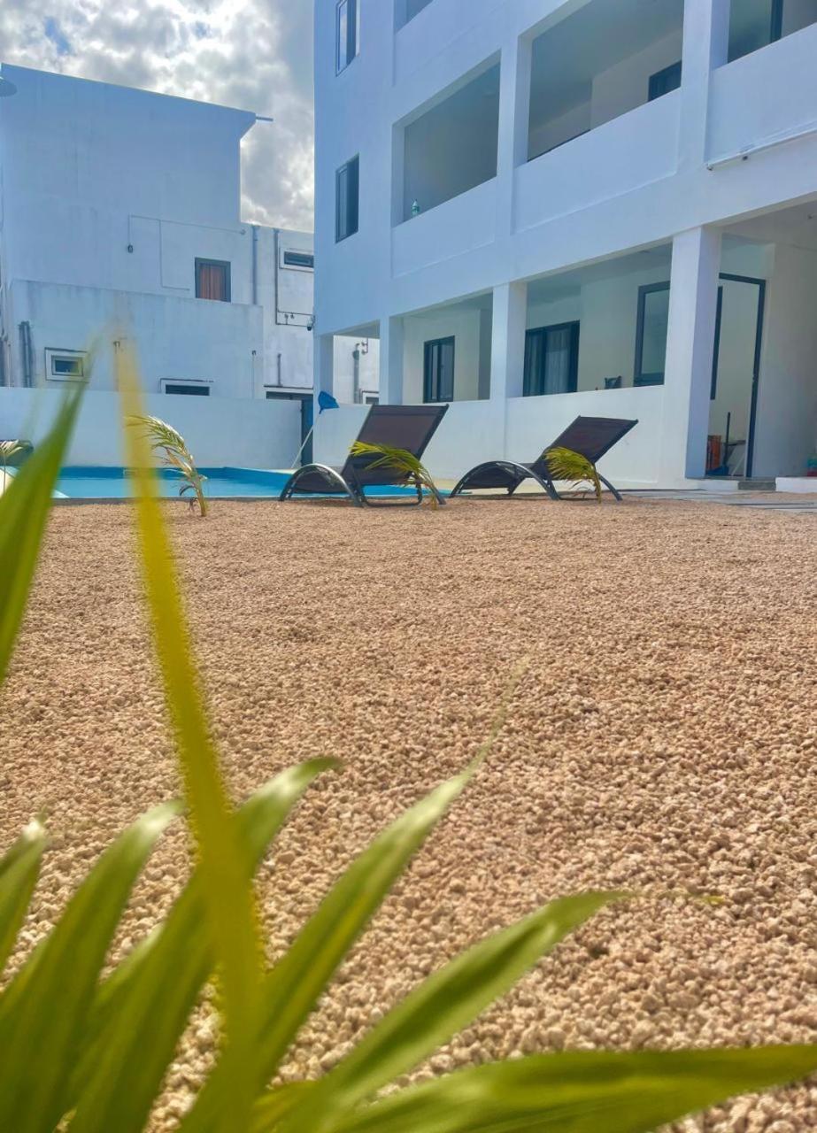 Skyview Apartment- Rooftop Penthouse With Sunset & Sea Views Flic en Flac Bagian luar foto