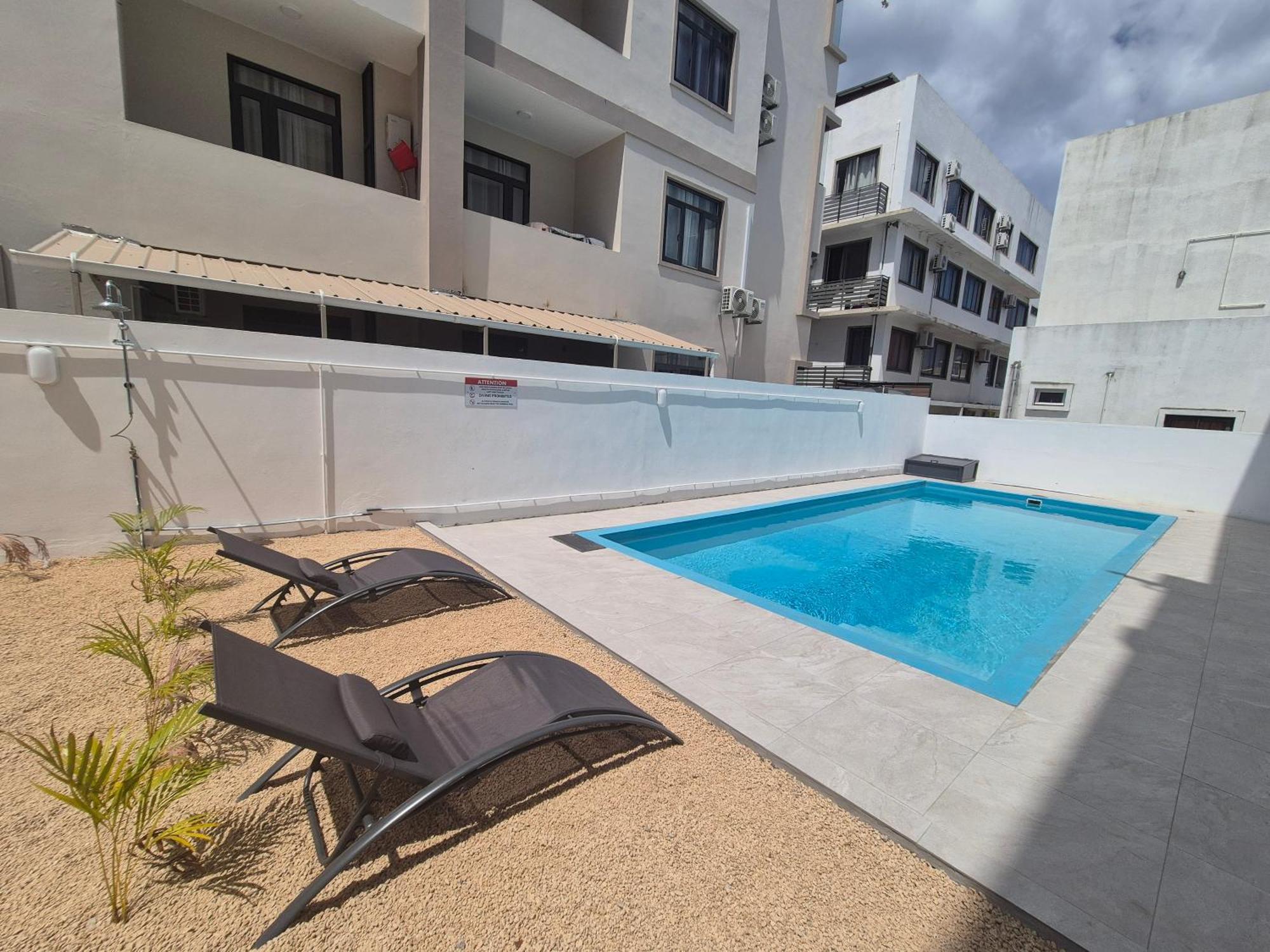Skyview Apartment- Rooftop Penthouse With Sunset & Sea Views Flic en Flac Bagian luar foto