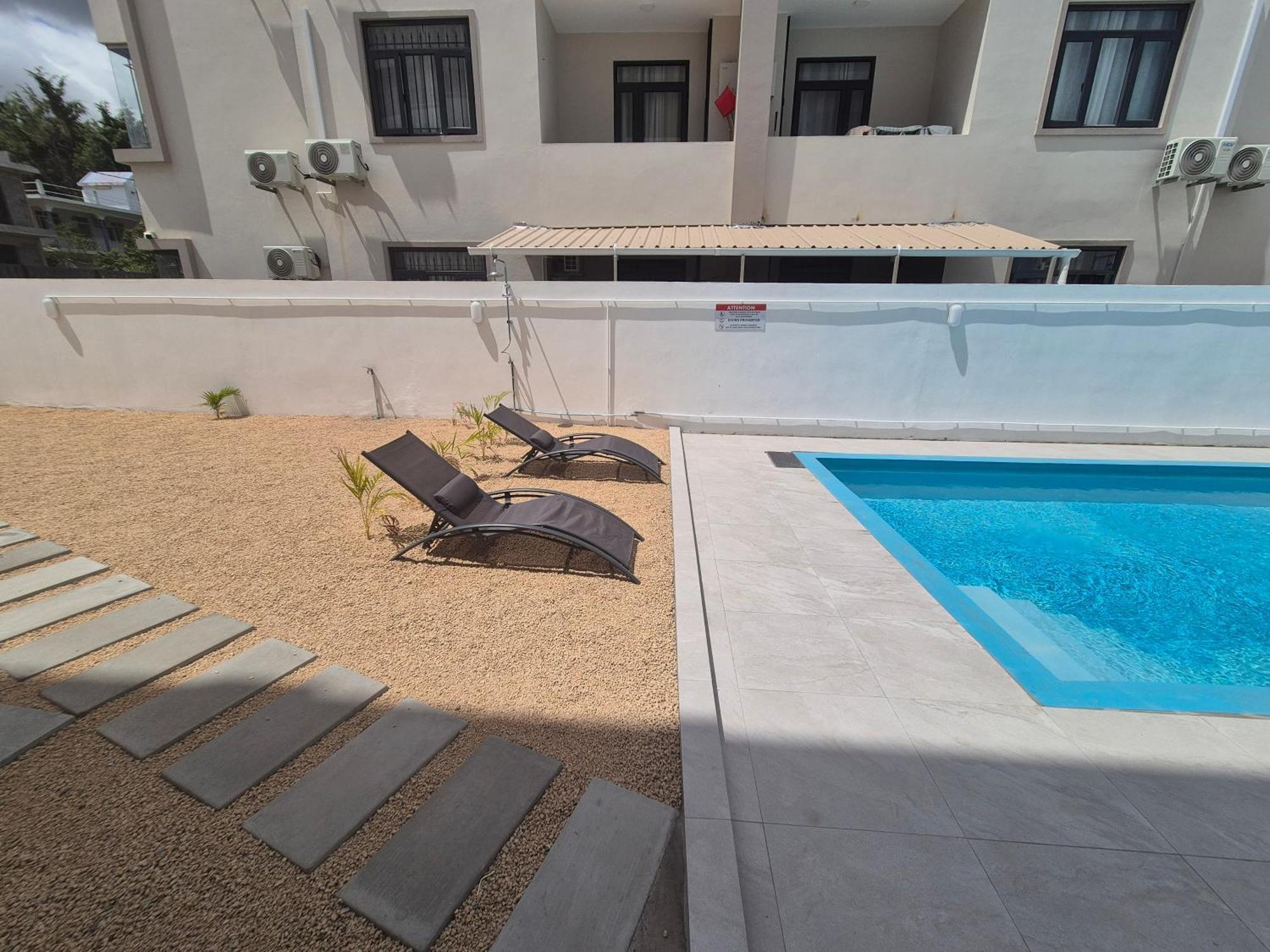 Skyview Apartment- Rooftop Penthouse With Sunset & Sea Views Flic en Flac Bagian luar foto