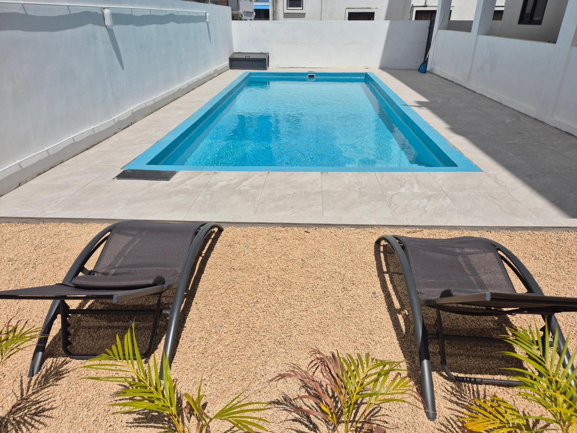 Skyview Apartment- Rooftop Penthouse With Sunset & Sea Views Flic en Flac Bagian luar foto